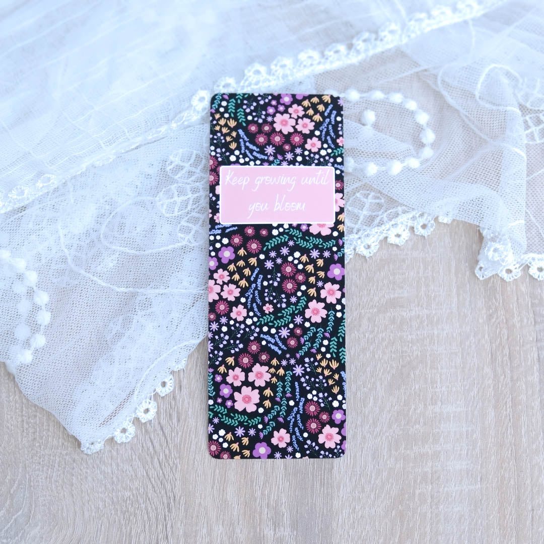 Bladwijzer met quote: "Keep Growing until you Bloom" in Midnight Garden print