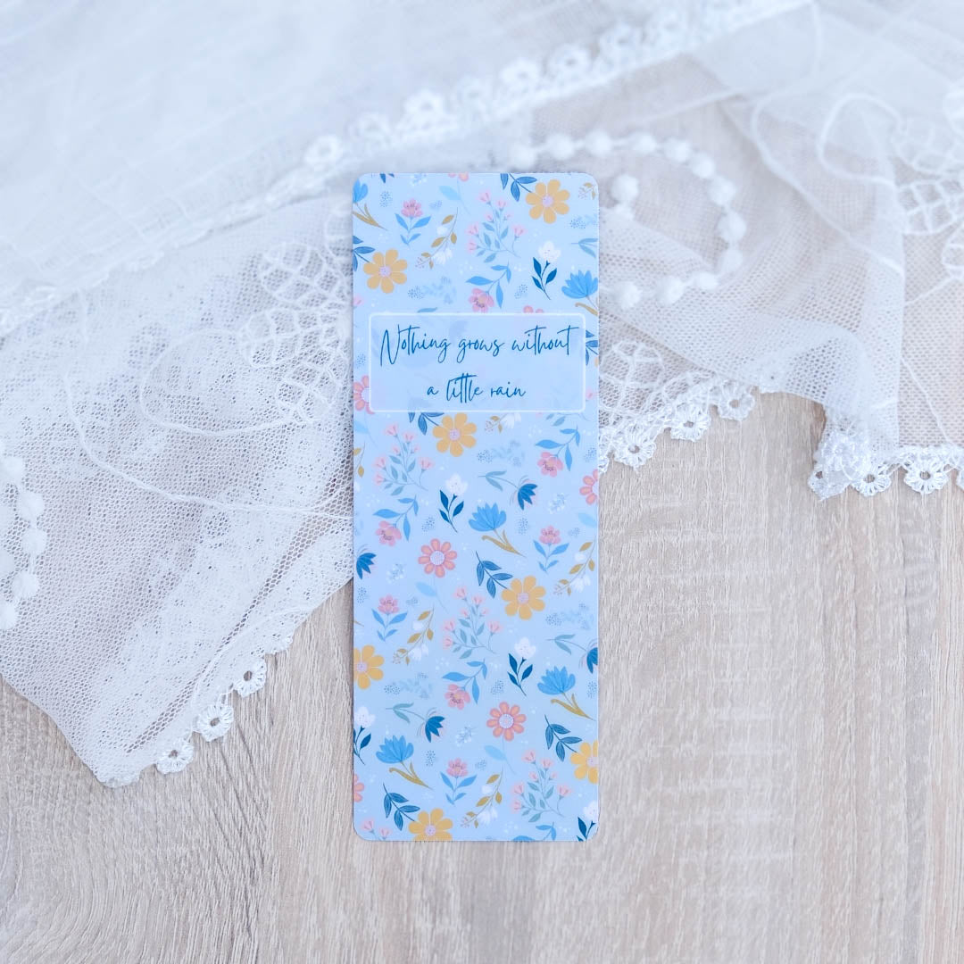 Bladwijzer met quote: "Nothing grows without a little rain" in Sunny Petals print