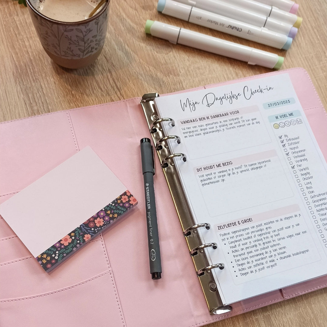 Roze ringband met journal voor mentaal welzijn en persoonlijke groei
