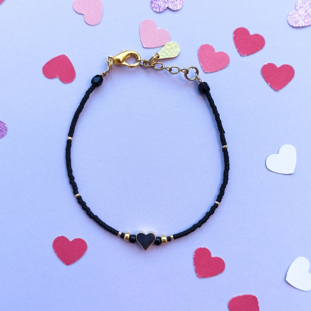 Fijn armbandje met Miyuki kraaltjes en hartje - Zwart