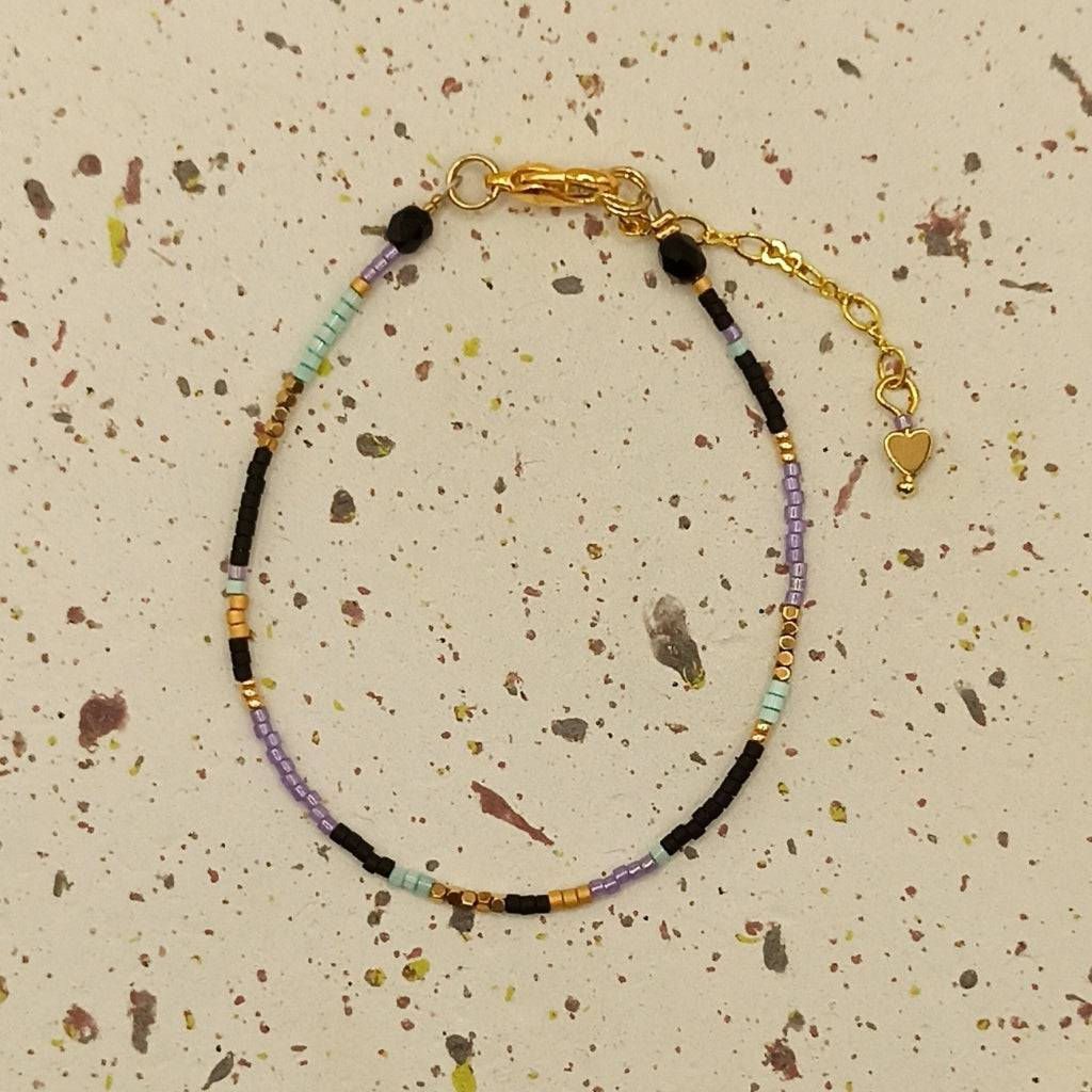 Fijn armbandje met Miyuki kraaltjes - Zwart, paars, mint & goud