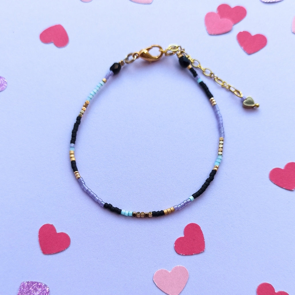 Fijn armbandje met Miyuki kraaltjes - Zwart, paars, mint & goud
