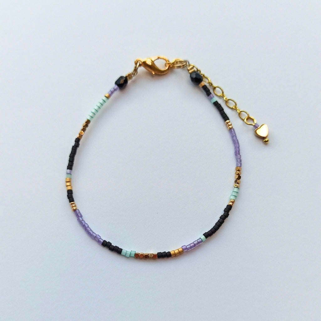 Fijn armbandje met Miyuki kraaltjes - Zwart, paars, mint & goud