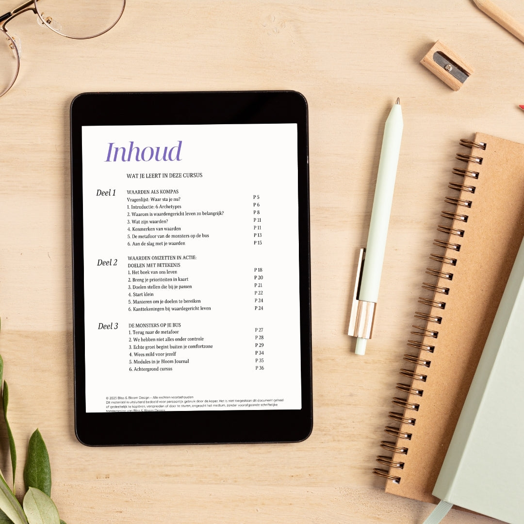 Flatlay van bureau met tablet met inhoudstafel van de digitale cursus over waardengericht leven