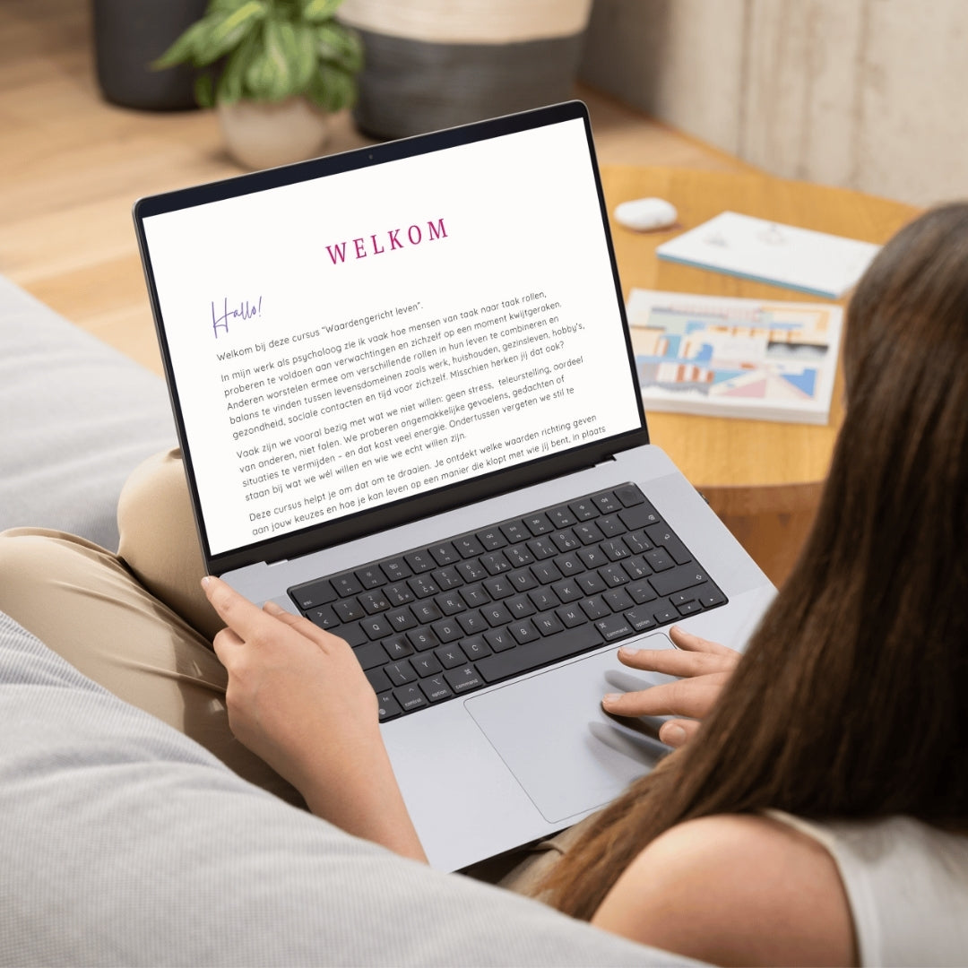 Laptop met welkomstwoord digitale zelfhulpmodule waardegericht leven.