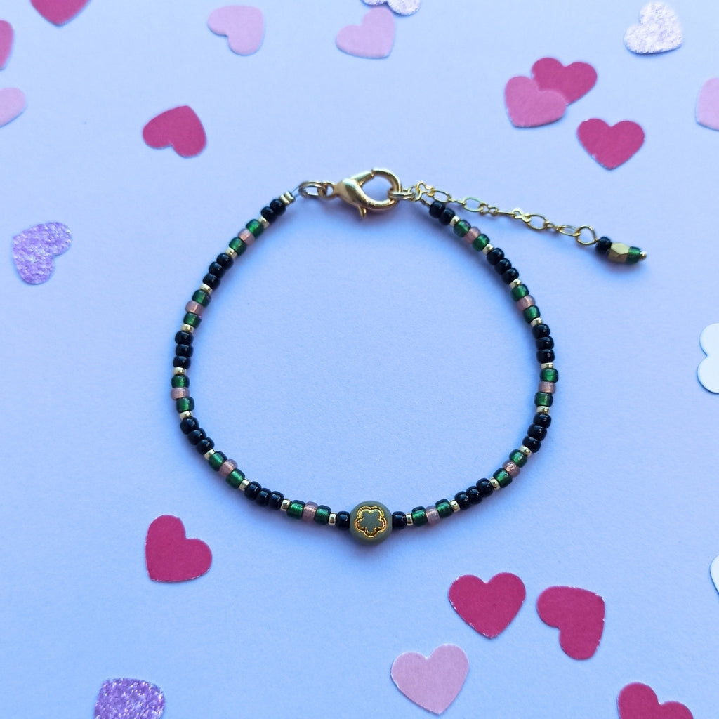 Sweetheart armband - Fijn armbandje met een bloemetje van goud - Olijfgroen & zwart