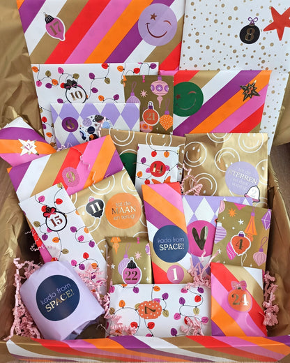 Adventskalender voor creatieve kindjes in thema zelfzorg vol knutselprojectjes, stickers en andere cadeautjes.