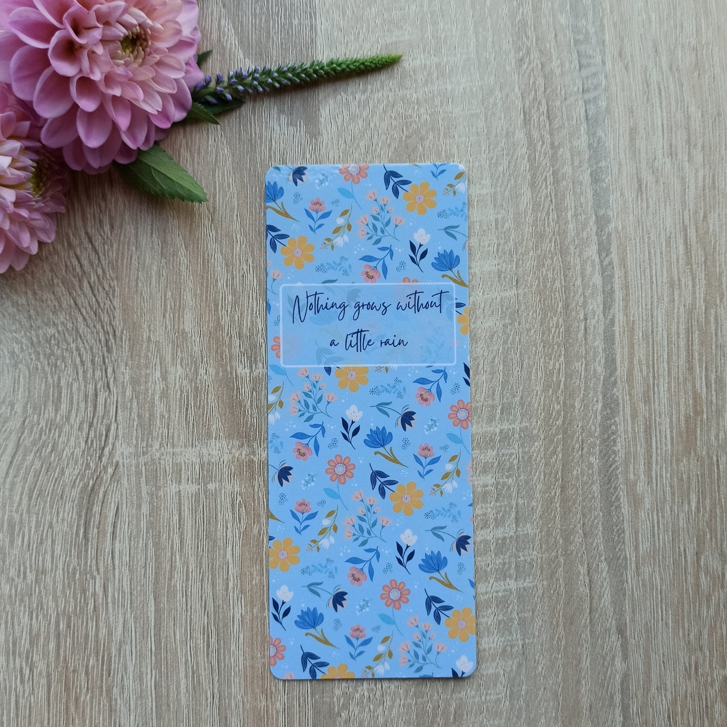 Bladwijzer met quote: "Nothing grows without a little rain" in Sunny Petals print
