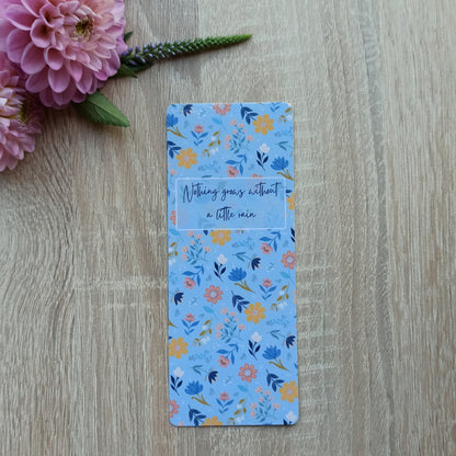 Bladwijzer met quote: "Nothing grows without a little rain" in Sunny Petals print