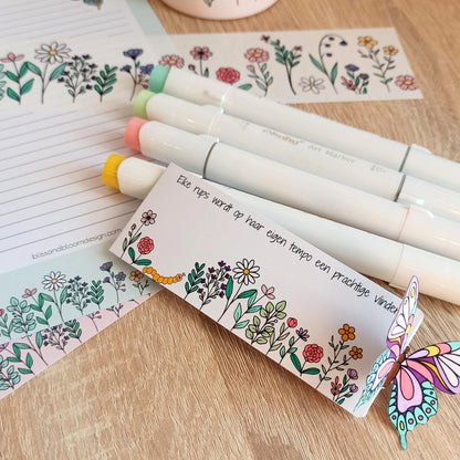 Diverse producten uit de spring surprise box: DIY 3D bladwijzer, notitieboekjes, stickers in lentethema met vlinders