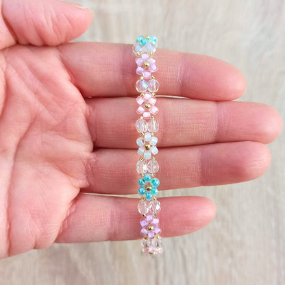 Geregen armbandje met miyukikraaltjes, rocailles, kleine kraaltjes in pasteltinten en goud. 