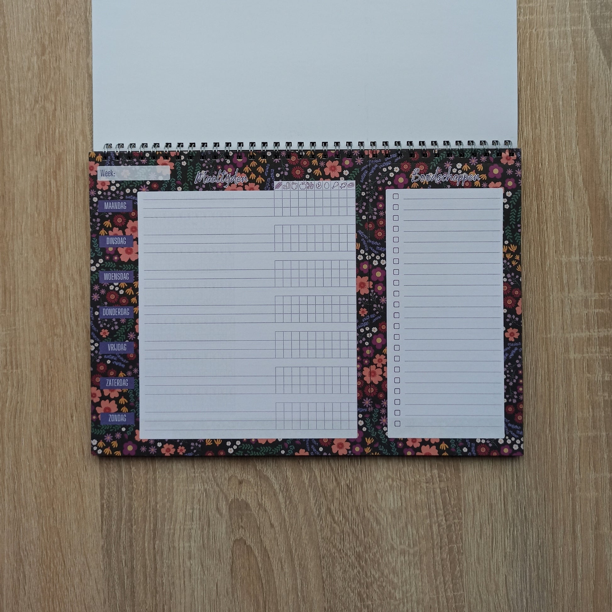 Maaltijdplanner weekoverzicht met aankruisen van voedselcategorieën en boodschappenlijstje in bloemenprint zwart