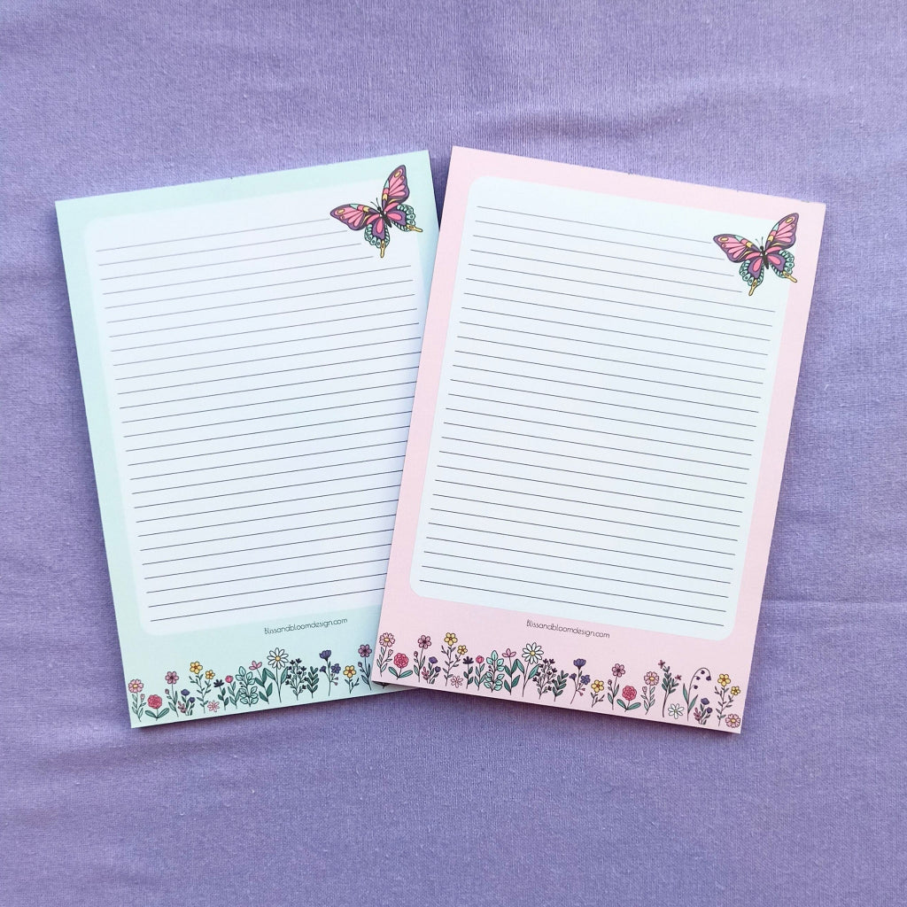 2 notitieboekjes met vlinder en lentebloemetjes in pastel groen en pastel roze