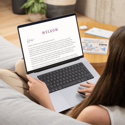 Laptop met welkomstwoord digitale zelfhulpmodule waardegericht leven. 