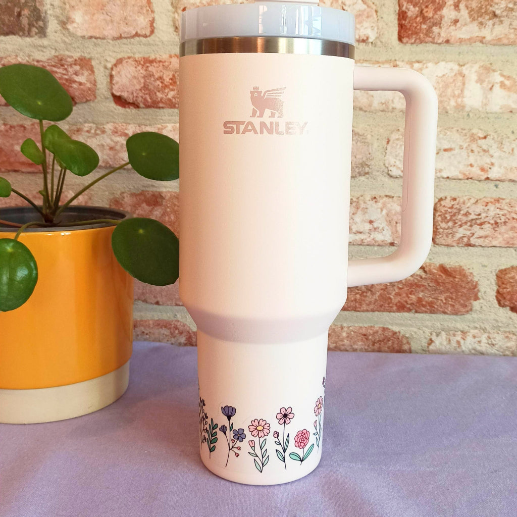 Stanley cup versierd met transparante sticker met fleurige bloemetjes