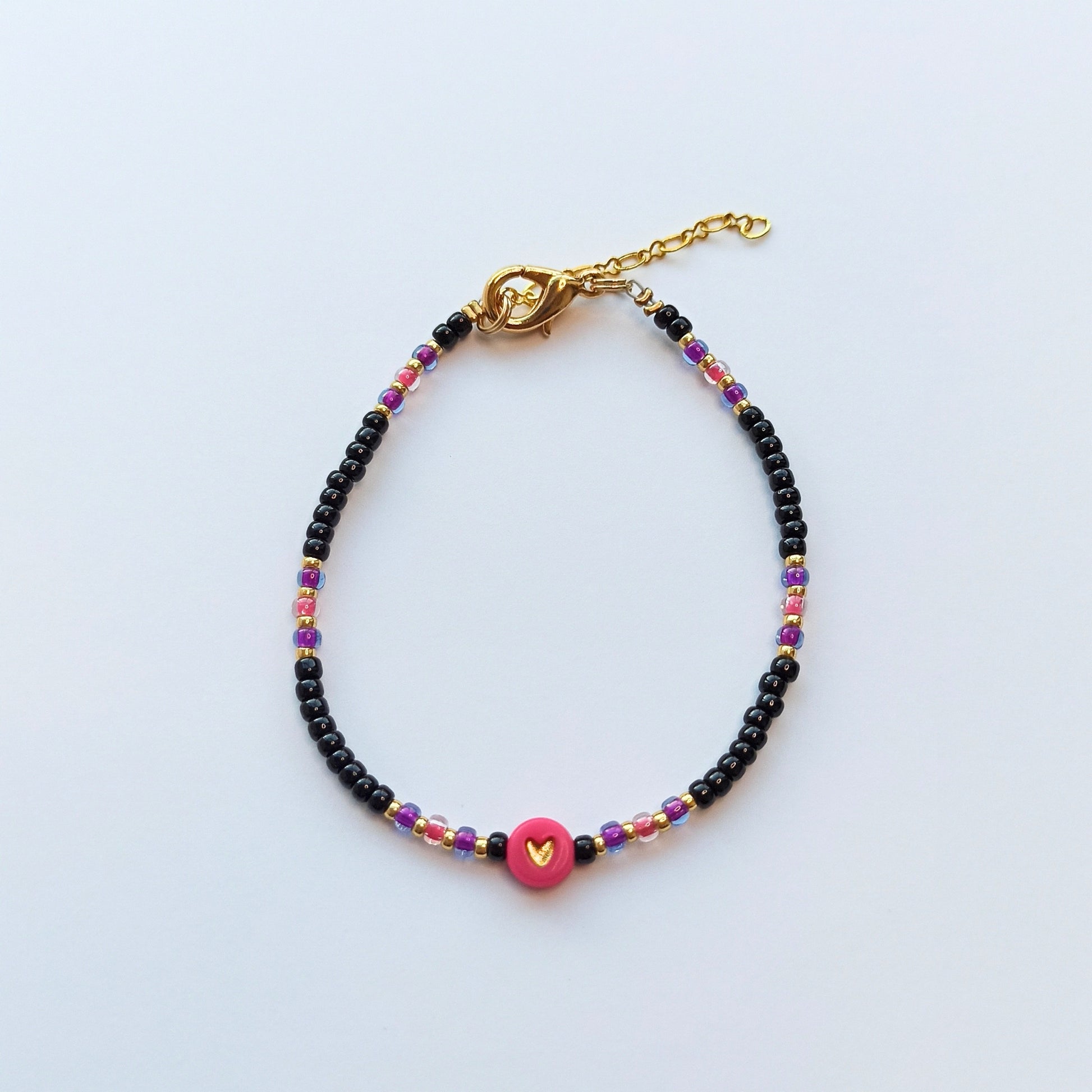 Sweatheart_fijne_armband met hartje rocailles zwart_fuchsia_paars_goud_1